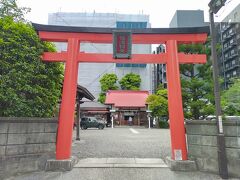 5月12日
ランチのお店の開店まで時間があったので周辺を散歩していると「横浜辨天」という鳥居をもつ神社を発見したので入ってみました。