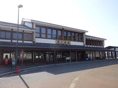 やってきたのが、長浜市のやや北の方、北陸線の木ノ本駅。
立派な駅舎だけど、地元の交流施設と一体になっていて、駅は２階部分だけ。