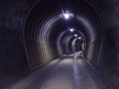 最後が1,194mの山中トンネル。
こんな長い単線トンネルなのに坑口に信号機がなくて、対向車が来ないかヒヤヒヤしてた^^;