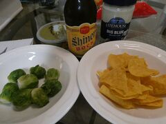 夕方にボリューミーなステーキを食べたので、あまりお腹は空いていません。
ということで、夕食は軽く芽キャベツとトルティーヤ、それに、、、