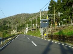 道は現在の南今庄駅の横を通る。
さっきの大桐駅の代替として造られた駅。

ただしまだここは現在の路線との接続点ではない。