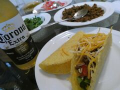 今宵の夕食。
お昼ご飯は結局ダンキンドーナツ１つきりだったので、すっかり腹ペコです。
ということで、タコスシーズニングでひき肉を炒め、タコスでパーティーです。

その６に続きます。