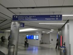 １時間でロサンゼルス空港に到着。
ユナイテッドが利用するターミナル７からANAなどの国際線が利用するトムブラッドレーまでは、施設外に出ることなく、そのまま向かうことができます。