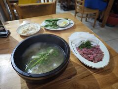 夕ご飯はお腹が緩かったのでホテルのそばの石焼きフォーのPhở Hạnh Phúcへ。
麺や薬味、肉をグツグツした器にいれるので好きな火の通り具合で食べれてよき。