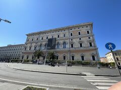 もうしばらく歩くとテルミニ駅周辺に出てきました。こちらは駅前にあるローマ国立博物館のマッシモ宮。「ポルトナッチョの石棺」と呼ばれる180年頃の作品が有名。今回は残念ながら時間がないのでパスです…。