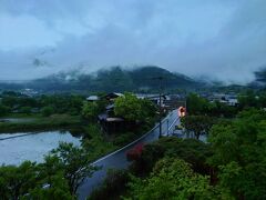 おはようございまーす。
な感じで元気に起きても…予想通りのお天気。
今朝の由布岳は昨日よりもっとご機嫌斜めです。
