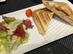 美術館と博物館を回った後は、ELEMENTSへ、高級ショッピングセンターの中のロブションのカフェで、クロックムッシュをシェアしていただきました。
最初はケーキにしようと思ったのですが、クロックムッシュで正解。パンがサクサクで美味しかったです。
周りは皆さんアフタヌーンティーセットを頼んでいらっしゃいました。