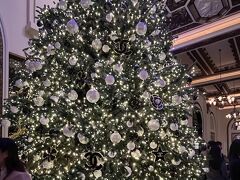 ペニンシェラは。シャネルとのコラボ。
ここもツリーの前には人でいっぱい。ロビーでお茶でもしようと思っていたんですが、人疲れしたのでこのままホテルに戻ります。
