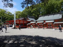 人は多いですが静かに参拝しました。

最初に熊野の神々が降臨された神倉神社にもお詣りしていこうと
道案内に従って東へ向かいます。
