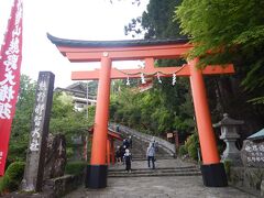 那智大社の大鳥居をくぐってさらに階段を上ります。
熊野三山(熊野速玉、那智大社、熊野本宮）の二社目です。
