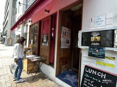 スペイン料理もダメで、次の候補のイタリアンに向かう途中のこちらのお店『bar Mamma mia!』に入ってみることにしました。