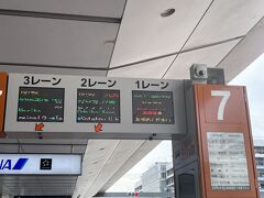 羽田空港から最初の目的地東京ビックサイトへはバスで行きます。
事前に調べていた１０：２０発、６番のりば、ってのが間違っていたらしく、７番乗り場１０：３５のバスでした。
おかしいなぁ・・・と思ってたら、事前情報は第1ターミナルと間違えていた様子（汗）