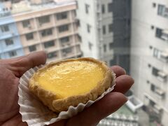 荷造りにホテルへ戻る途中に、三日目に雲呑麺を食べた「池記幸運星」でエッグタルトを買って食べました。