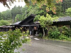 帰りに小国町、わいた山の湧水を使った「岡本とうふ店」山の中にある大人気店です