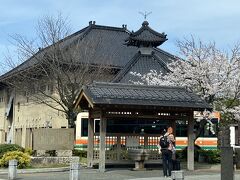 城崎温泉駅横「さとの湯」の前を、通過しました。