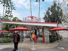 インクレディコースター (Incredicoaster)
オススメ度 ★★☆　絶叫度 ★★☆　形態：屋外型ローラーコースター　最大混雑度：30～50分　LL終了予想：18:00～20:30
乗るか乗らないか最後まで悩んでいたのですが、結局この日は終日システム調整(以下、シス調)で乗ることができず。海外ディズニーはシス調率が高いので、綿密に周るスケージュールを組んでいても予定通りにいかないことが多いです。