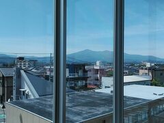 本宮市の観光支援策のワンコインタクシーで本宮駅まで戻りました

500円で、花と歴史の郷 蛇の鼻か、岩角山 岩角寺へ行けます
時間8時00分から17時00分（出発時間）料金500円（1区間1回1台あたり）でお得です

本宮駅からは安達太良山が綺麗に見えました