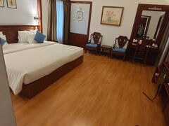 今回はロイヤルホテルサイゴン。
ポイント使ったので2000円くらいでこの部屋、クオリティは得すぎる。
ただ景色は全然見えなかった。