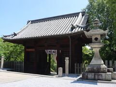 日差しを避けて、えびす通商店街を通るルートでやってきました。アーケードを抜けたすぐの所に阿智神社へ繋がる参道の案内があったのでやってきました。すぐたどり着くかと思っていましたが階段、坂道などあり５分ほどかかり到着。