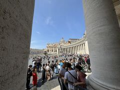サン・ピエトロ広場へ行ってみるとこれまた長蛇の列で大聖堂は諦める。