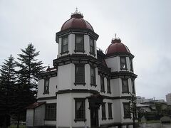 次に訪れたのは、旧弘前市立図書館です。

青森県弘前市にある歴史的建造物。
1906年に建設されたもので、同市内の篤志家により建てられ、市に寄附されたものです。1930年に図書館が別な建物に移転したことから民間に払い下げられましたが、1989年市が再取得し市立郷土文学館の施設として保存・一般公開されています。