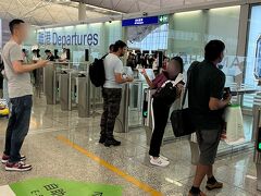 香港空港の保安ゲートも完全自動化されており、パスポートのスキャンと顔認証だけであっさり終わりました。
