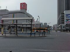 バスターミナルの前にはおなじみの百貨店、天満屋があります。天満屋は岡山に本社があるので、ここからも福山と岡山の結びつきの強さを感じられます。