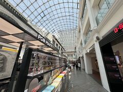 ブギスの駅からは地下でデパートに繋がってて便利。
