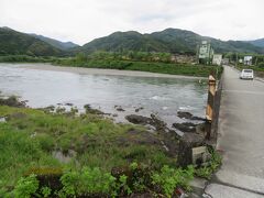 佐川駅で降りてバスで越知町に。仁淀川にかかる沈下橋です。