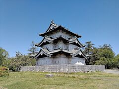 こちらが弘前城の天守です。
入園料は320円でした。

なお、天守の周りにはいくつかの展望場所があるので、岩木山とともに天守を撮影したり、岩木山の全景を撮影したりと、なかなかのビューポイントが設けられています。