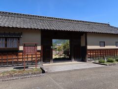 続いて、旧樋口家住宅の裏手にある旧白井家表門へ。中級武士の武家屋敷の長屋門です 