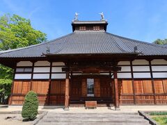 鐘楼から東に行くと長国寺があります。本堂の屋根の上には六文銭の家紋。真田家の菩提寺であることがわかります
