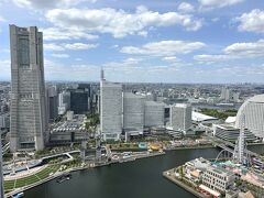 横浜・馬車道『オークウッドスイーツ横浜』のスイートルームの
バルコニーからの眺望の写真。

私が好きなみなとみらいを代表するランドマーク的な
建物が並ぶ景色が一望できます。

視力のよい私は遠くの東京スカイツリーと東京タワーも見えました。