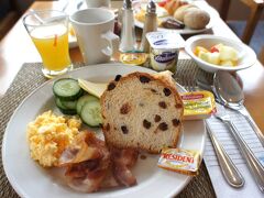 7時半にはホテルで朝ごはん。野菜が少ないので、マルチビタミンジュースを選んでみるものの、薄いなあ、これ…。

朝ごはんを食べたら同行者のFさんはブリュージュへ1泊、と別行動。ブリュージュをおススメするヒトが多いんですけど、個人的にはやっぱりアールヌーボーがてんこ盛りのブリュッセルの方が楽しい！ので、残ったのでした。