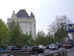 さてさて、どう行ったらいいんだ？とスタート地点のRue de Victoirがどこだか全く分からず…。ううう、方向音痴がここで発揮されるとは。
なので、歩いていた地元のおばさまに「びくとわーる通りに行きたいんですけど…」と英語で声をかけたら、「びくとわーる」の発音を直されつつも、「あそこの薬局を入ったところ」と身振り手振りで教えてもらえました。助かった！「めるしーぼーくー」