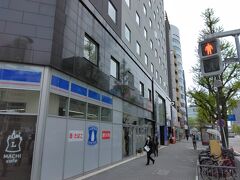 4月11日午前11時。ダイワロイネットホテル名古屋駅前をチェックアウト。
病後のリハビリを兼ねた旅行なので疲労対策で万一を考えて11時までお部屋にいられるホテルを選びました。
