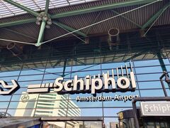 行きはアムステルダムへ行く前にスキポール空港駅に。8:25に着きました。約1時間半。ベルギーとオランダ、近いです！