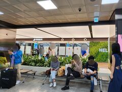 ツアーだったので大韓航空便で到着予定の参加者待ち。