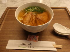 早目の夕食にも付き合ってくれて、同じくフードコート内で、今井の『きつねうどん』を。。

思いがけず、大阪の味を満喫する一日となりました。
JR難波駅まで送ってくれた友と別れて、GW中日だとはいえ、混み具合がわからない為、早目に空港へ向かいます。
