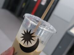 喉が渇いたので、プロントでアイスオーレを。
ついでにお水も買おうとしたら@250円でビックリ！
スタッフのお兄さんが、自販機の方が安いと教えてくれました。
ありがとう ♪
