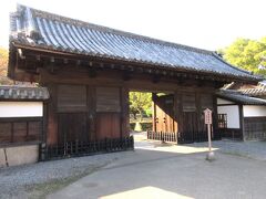 9:10　丸亀城（丸亀市一番丁）
市立資料館の無料駐車場に車を止めて、丸亀城の玄関先御門から回ります。
ここは京極氏の屋敷の表門で、番所と長屋がつながっています。
