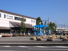 丸亀駅（丸亀市新町）
JR予讃線の駅で、駅前にある青いモニュメントは猪熊弦一郎の作品。