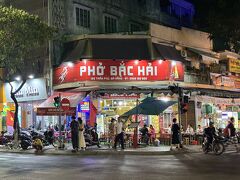 ホテル近くにフォーの店がありました。
PHO BAC HAI