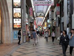 まずは「東向商店街」へ。