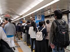 「名古屋駅」のホームは結構混雑してました。