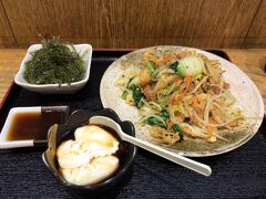 この日の夜は沖縄土産を買いに空港へ。
夕飯は空港の中にある天龍さんで海ぶどうとフーチャンプルーとジーマミー豆腐を堪能。空港の中で大好きなレストラン。お値段は空港価格だけどしょうがない。