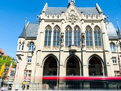 ガイドさん曰く、この教会の名前は？なんてよく訊かれるそうです。
「この教会の名前は『市庁舎』です。」と言うと、みんなびっくりするそう。

はい、市庁舎です。19世紀のネオゴシックで、第二次世界大戦の被害は免れたとのこと。
作りが横長ではないから教会に見えるのかな？

13世紀から成長する街に合わせ、市庁舎もどんどん拡張や改築したようですが、場所はここから変わってないそうです。

見学は土日のみという事で、今回は木曜だったのでお預け。

<ホームページ>
https://www.erfurt.de/ef/de/erleben/sehenswertes/rathaus/index.html