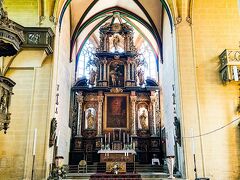 聖ゼフェリ教会。（日本語では聖セヴェリ、だと思うのですが、ドイツ語読みなので聖ゼフェリと書きました。）
大聖堂の隣に並んでいるが、時期は大聖堂より少しだけ遅く、1350年の建設が最初で、初期ゴシック様式で建てられた。

と言っても、元々場所が手狭になったベネディクト派の施設が10世紀にはこの場所にあった様で、大聖堂とのせめぎ合いは実に1000年の歴史があるとされている。

＜ホームページ＞
https://www.st-laurentius-erfurt.de/orte-kirchen/st-severi/