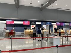 第1ターミナルの国内線フロアへ。
大阪国際（伊丹）空港に続いてリニューアル工事が真っ最中で航空会社カウンターなどがきれいになっておりました。