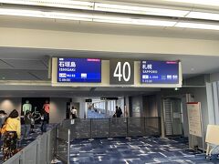 ラウンジから搭乗ゲートまで移動します。
保安検査場を通過してから搭乗ゲートまでの距離が長く遠いです。
この点はリニューアル前と比べて悪いです。

9:55発。
NU083。
新石垣空港行き。
